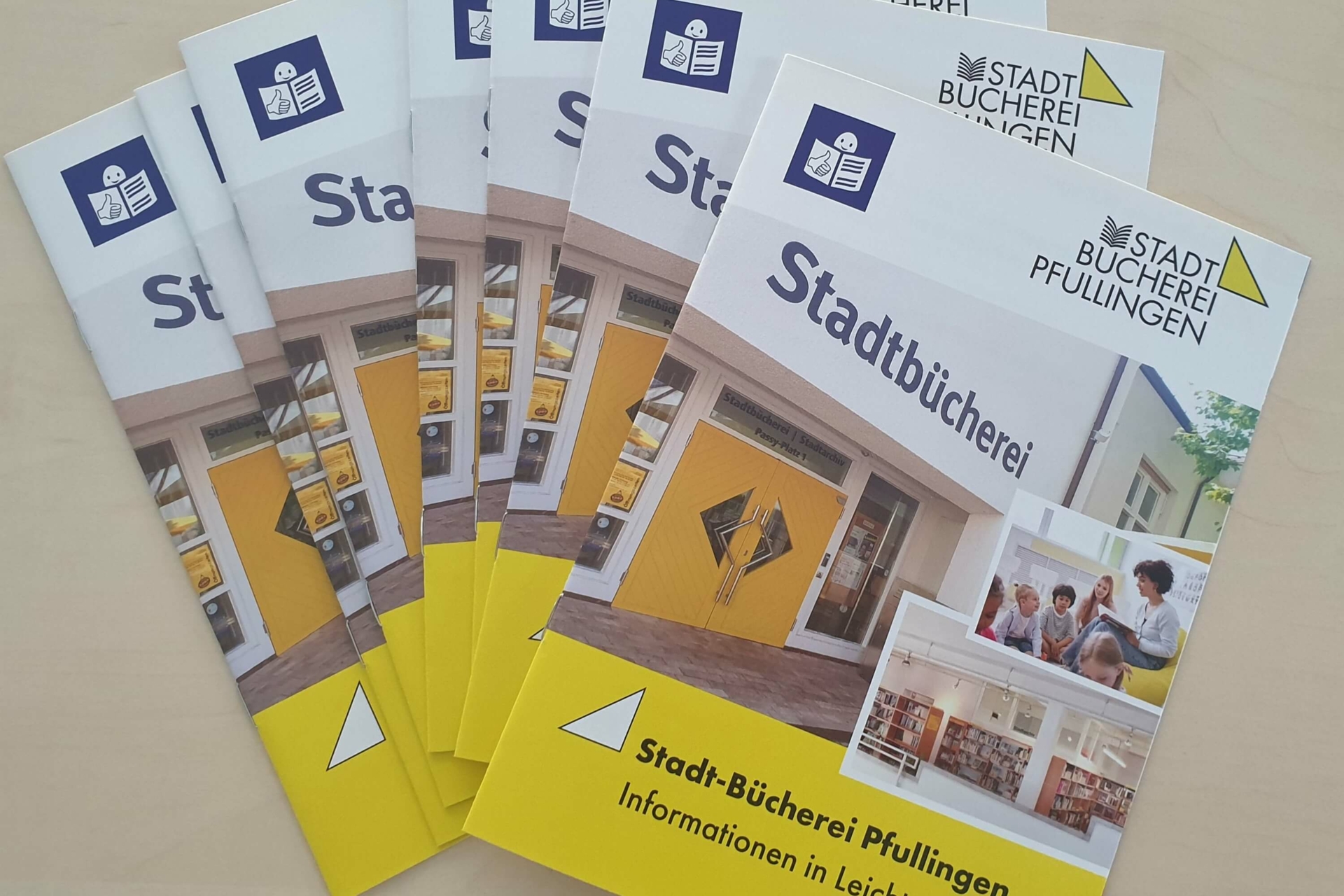 Mehrere Flyer in Leichter Sprache