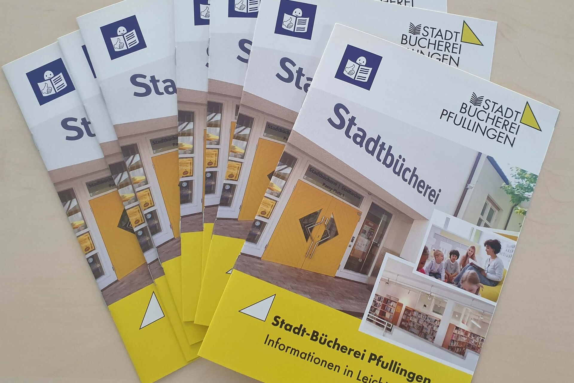 Mehrere Flyer in Leichter Sprache
